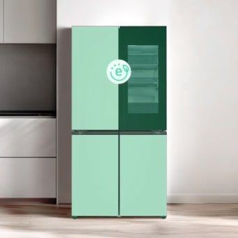 Ein 4-türiger Kühlschrank, der seine Funktion zur Aufbewahrung frischer Lebensmittel mit einem Gemüsesymbol hervorhebt.