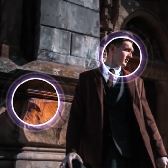 Zwei zusammenhängende Szenen mit der LG AI Magic Remote vor einem LG AI TV – die erste zeigt immersiven Sci-Fi-Content mit KI-optimiertem Bild, die zweite den webOS-Startbildschirm mit personalisierten Content-Empfehlungen durch AI Concierge.