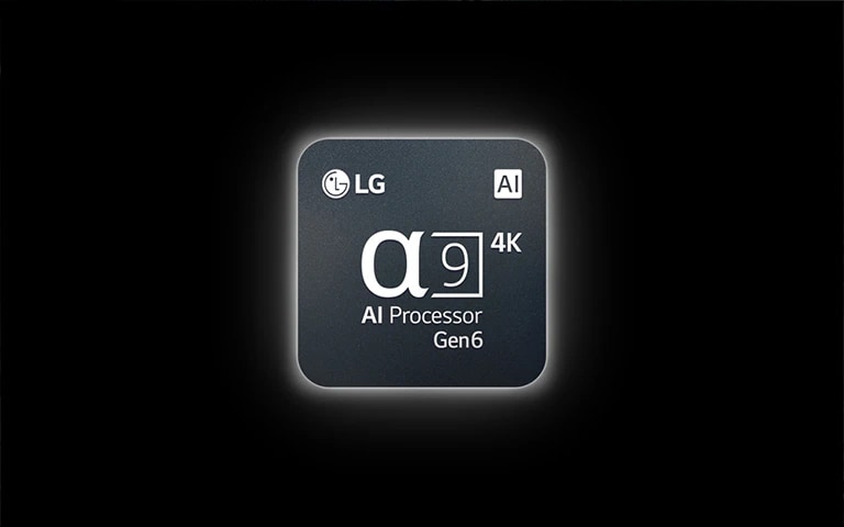 Der α9 Prozessor erscheint auf einem schwarzen Hintergrund und verwandelt sich in ein Bild mit einem Eishockeyspiel. Quadrate erscheinen über bestimmte Teile des Bildschirms und stellen die Verbesserungen des Prozessors dar.