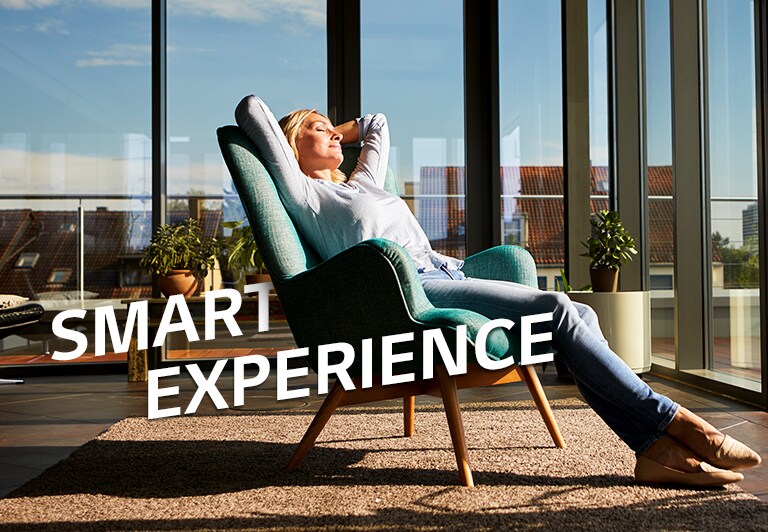 Eine Frau entspannt sich auf einem Stuhl in einem Wohnzimmer.