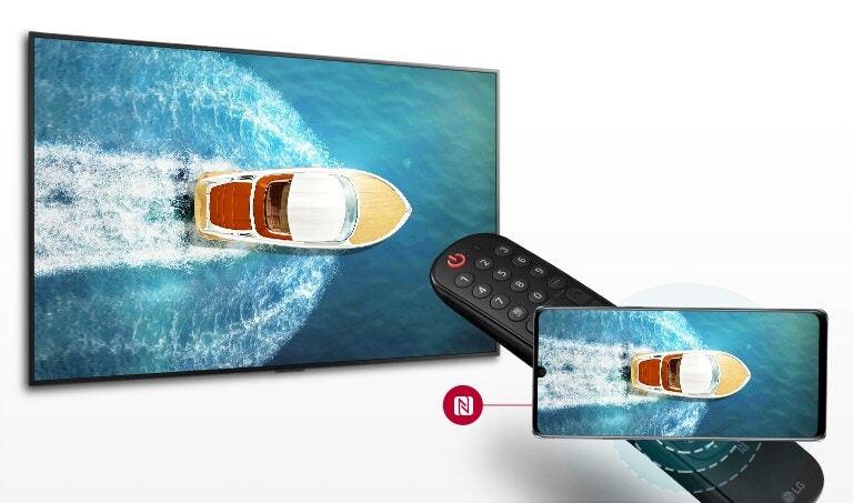 Ein Smartphone, das ein Motorboot im Meer zeigt, tippt die Fernbedienung an, und das Bild von dem Boot ist bereits als auf den Fernsehbildschirm gespiegelt zu sehen.