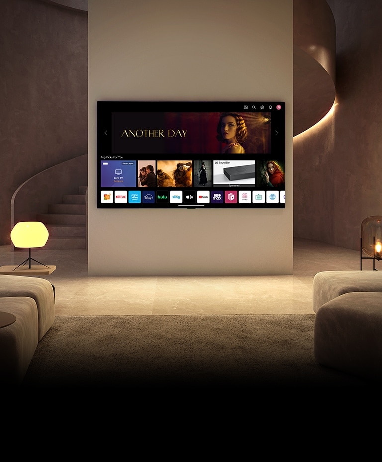 Ein Fernseher hängt in einem luxuriösen Wohnzimmer. Der Fernseher schaltet sich ein und zeigt den Startbildschirm an, während der Raum auch heller wird.