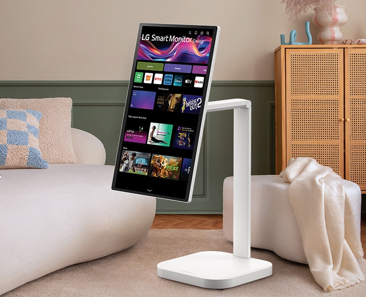 Das Bild zeigt einen LG Smart Monitor, der auf einem Ständer im Wohnzimmer installiert ist.