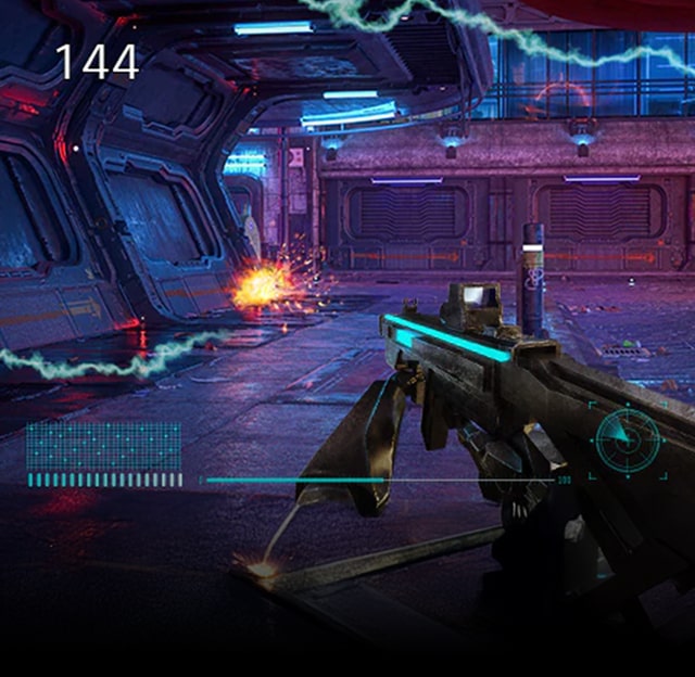First-Person-Shooter-Szene mit einem Spieler, der in einem dunklen Raumschiff-Korridor eine Waffe hält. Oben links wird die Zahl „144“ eingeblendet, die die Bildrate angibt.