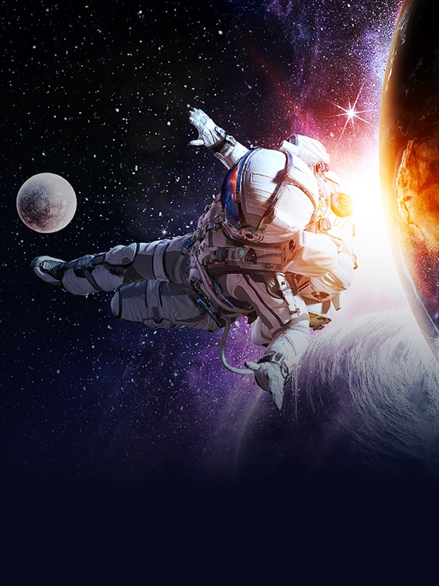 Ein Astronaut in einem Raumanzug, der im Weltraum mit der Erde und Sternen im Hintergrund schwebt.