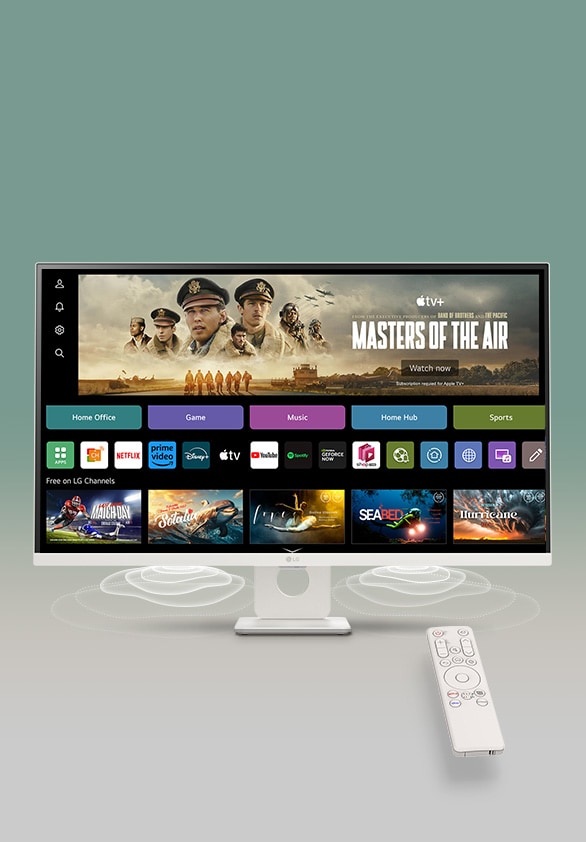 Auf dem Bildschirm des Smart Monitors wird die webOS-Oberfläche angezeigt. Aus den unteren Ecken des Monitors kommen Lautsprecherwellen und an der rechten Seite des Bildschirms befindet sich eine Fernbedienung.