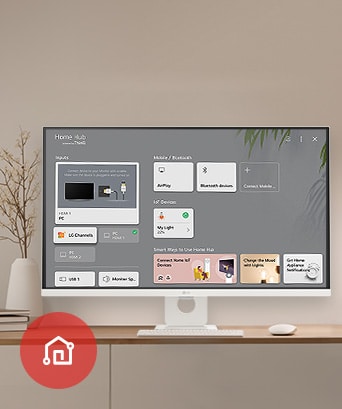 Auf dem Tisch zeigt der Monitor den Bildschirm des Home-Dashboards an, mit dem LG ThinQ App-Symbol in der unteren linken Ecke.