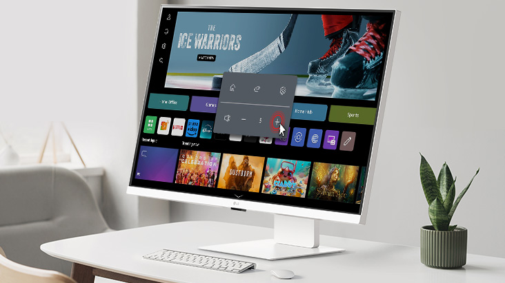 Der LG Smart Monitor zeigt die webOS-Schnittstelle. Gleichzeitig wird die Lautstärke erhöht.
