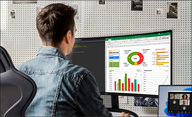 Zwei Fotos, die verschiedene Ansichten einer kleinen, organisierten Studio-Wohnung mit einem LG UltraWide Monitor-Setup zeigen.