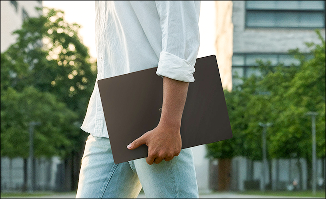Zwei Fotos eines lächelnden männlichen Studenten, der ein LG gram Laptop auf einem Universitätsgelände trägt und benutzt.