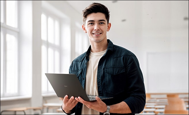 Zwei Fotos eines lächelnden männlichen Studenten, der ein LG gram Laptop auf einem Universitätsgelände trägt und benutzt.