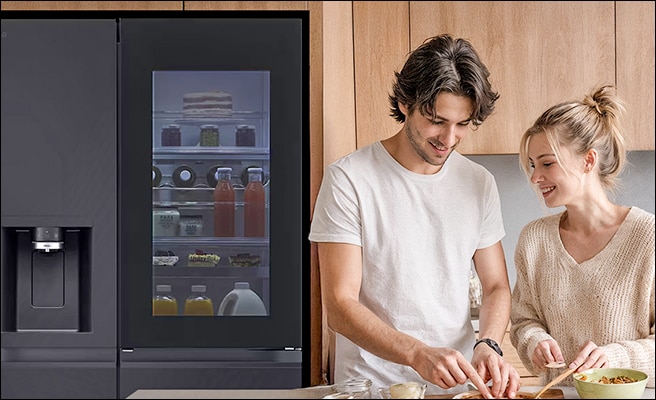 Zwei Bilder vom Inneren eines Kühlschranks, gefüllt mit Zutaten, und ein Paar, das in der Küche kocht.