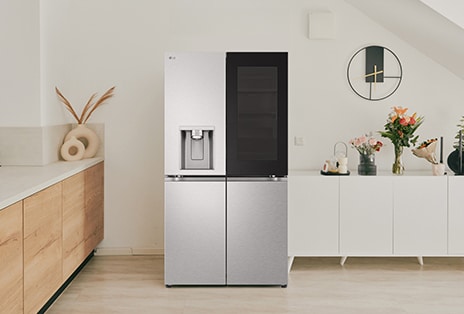 Kühlschrank in einer Küche platziert.