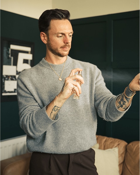 Nick sprüht Parfüm