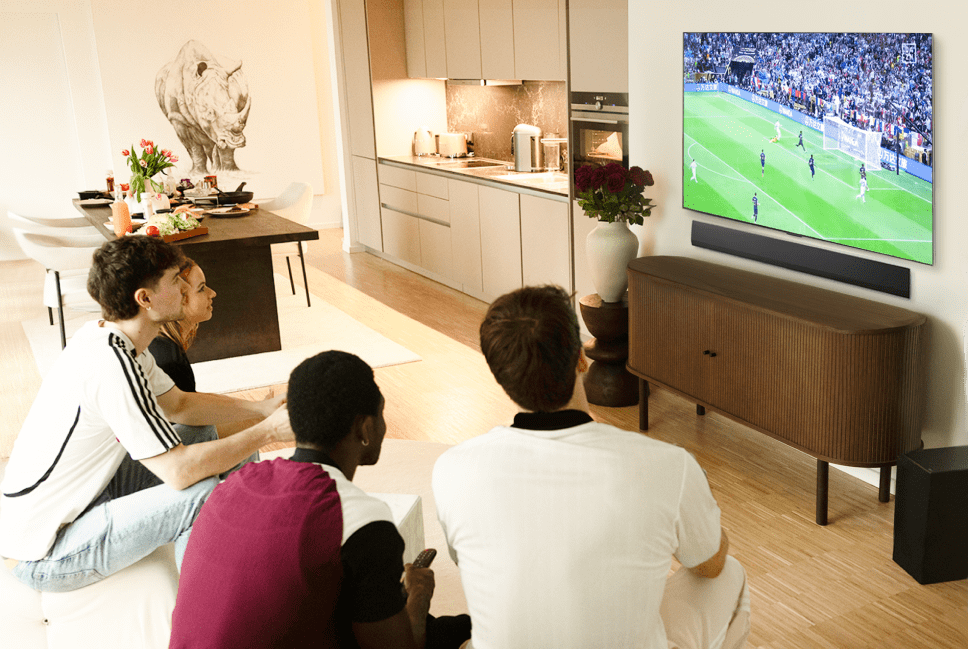 Janis Danner sieht ein Fußballspiel mit ihren Freunden auf ihrem LG OLED G4 TV.