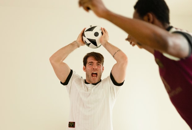 Janis Danner spielt mit einem Freund mit einem Fußballball.
