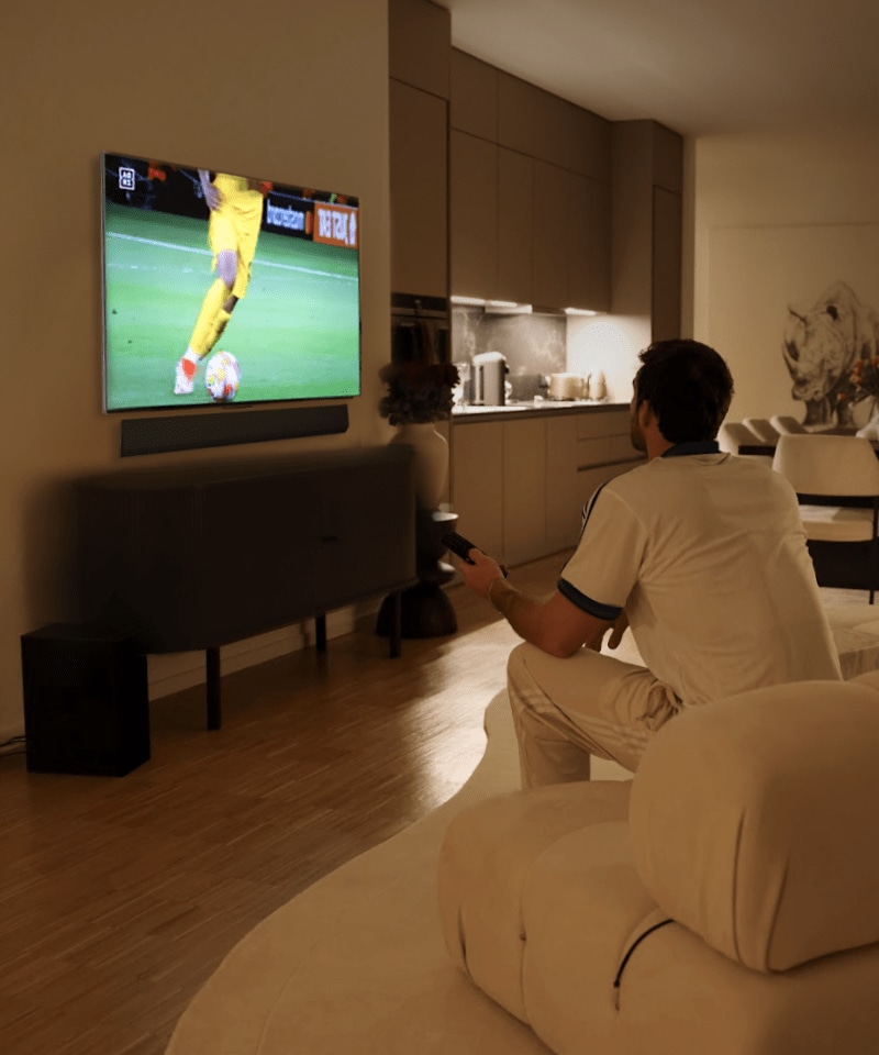 Janis Danner sieht in der Nacht Fußball-Highlights auf LG OLED G4 TV.