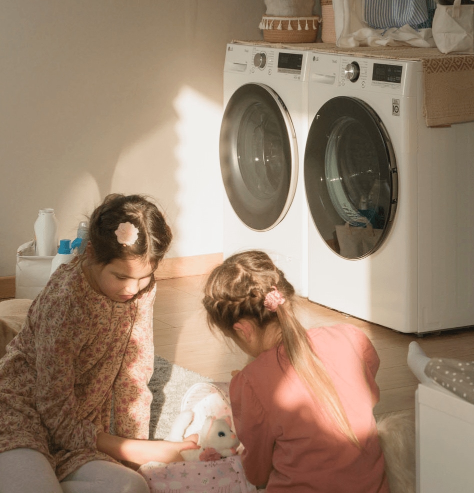 Bild von zwei Schwestern beim Spielen in der Waschküche