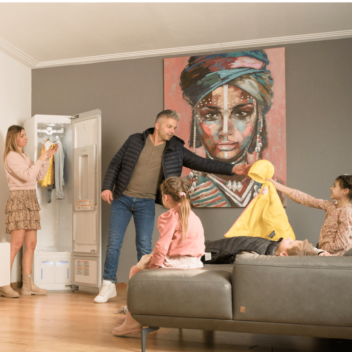 Den Styler für den Familienmantel nach einem Spaziergang verwenden