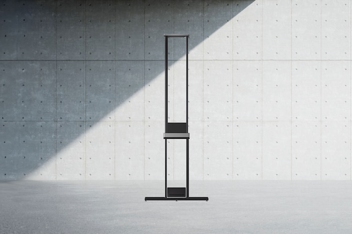 Seitenansicht des LG SIGNATURE OLED T mit der Zero Connect Box direkt darunter auf dem Boden.