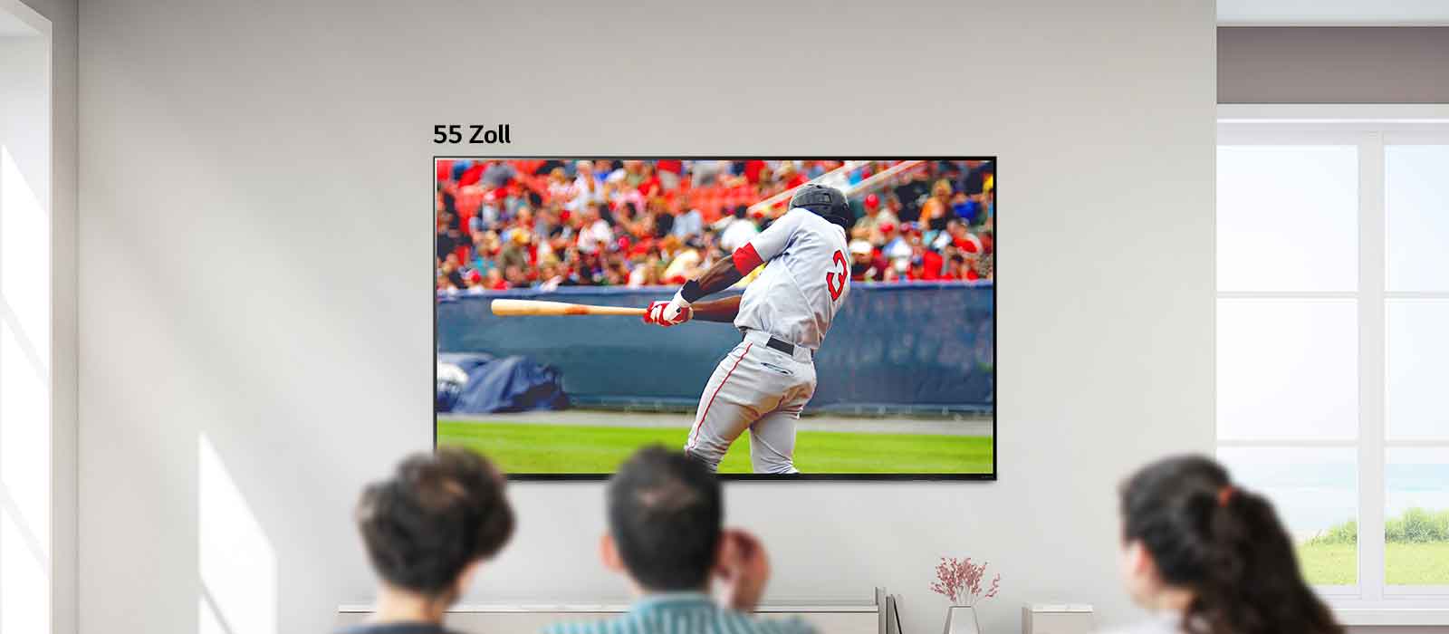 Ein scrollbares Bild mit drei Personen, die auf einem großen wandmontierten Fernseher Baseball schauen. Während Sie von links nach rechts scrollen, wird der Bildschirm immer größer.