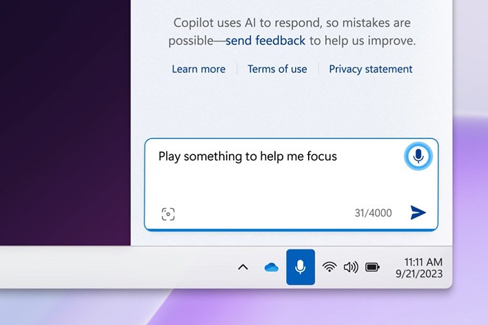 Das Bild zeigt ein Eingabefeld für einen digitalen Assistenten, in das der Benutzer „Spiele etwas ab, um mir zu helfen, mich zu konzentrieren“ eingibt. Es ist Teil einer Windows-Taskleisten-Oberfläche mit Standardsystemsymbolen darunter, die eine Anforderung für Fokussierungsmusik anzeigen.