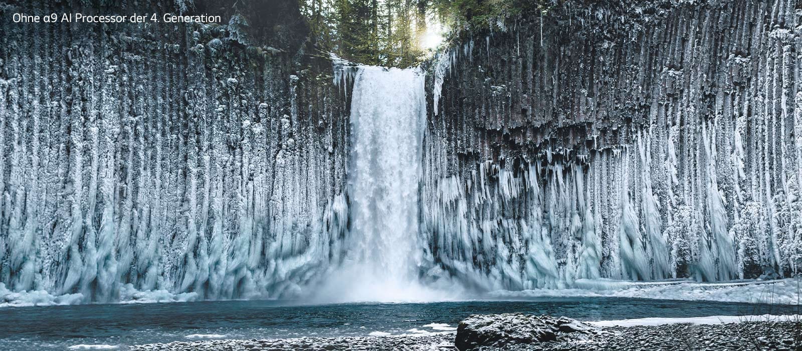 Schieberegler-Vergleich der Bildqualität eines gefrorenen Wasserfalls in einem Wald.