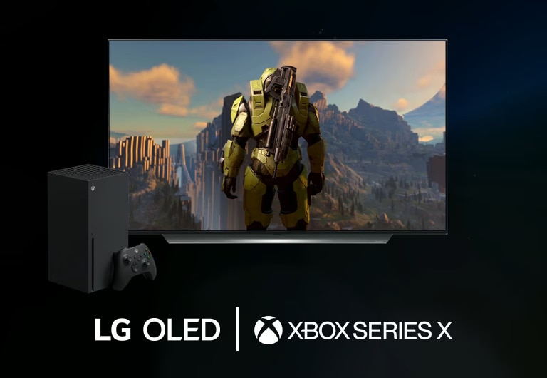 Eine Zusammenstellung bestehend aus einer Xbox Series X, einer Steuerung und einem Fernseher, der eine Spielszene aus Halo Infinite anzeigt, ist vor dem schwarzen Hintergrund zu sehen.