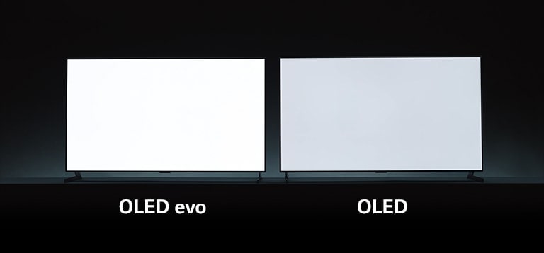 Ein Vergleich der Helligkeit des TVs zwischen OLED evo und OLED. Ein Fernseher mit OLED evo, der ein weißes Bild anzeigt, ist heller als ein Fernseher mit OLED.