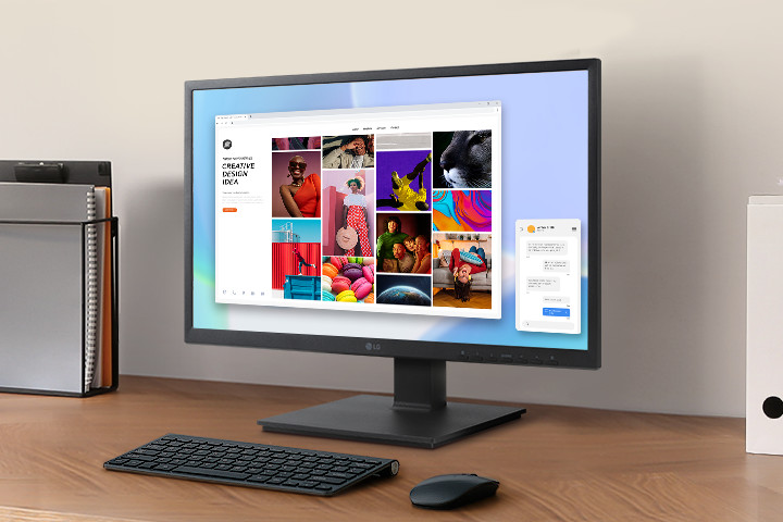 Ein Arbeitsplatz mit Monitor und Briefablage.