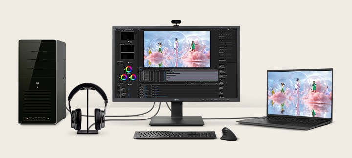 Vorderansicht eines Arbeitsplatzes, an dem mehrere Geräte an Monitore angeschlossen sind.