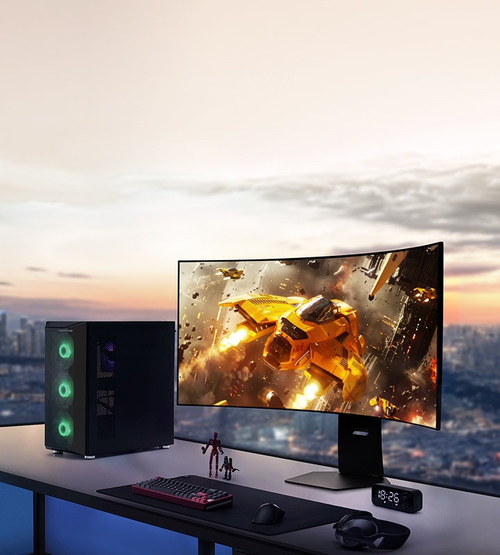 LG UltraGear 45GX950A, der weltweit erste 5K2K Curved OLED-Gaming-Monitor, auf einem Schreibtisch mit Gaming-PC und Zubehör präsentiert, zeigt eine lebendige Weltraumkampfszene auf dem Bildschirm.