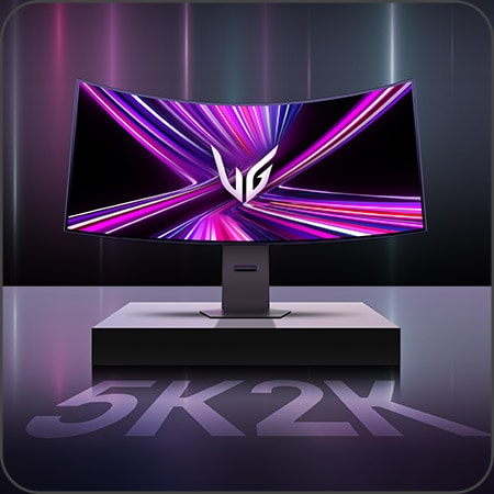 Frontansicht des LG UltraGear 5K2K OLED-Monitors mit lebendiger violetter Grafik und 5K2K-Schriftzug auf der Plattform.