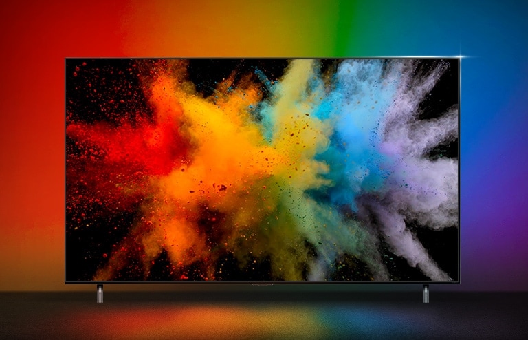 Farbpulver explodiert auf dem QNED-TV-Bildschirm.