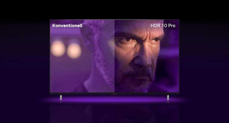 Ein aufgebracht wirkender Mann blickt nach draußen. Das Bild ist in zwei Bereiche aufgeteilt. Die linke Bildhälfte erscheint dumpf und weniger lebhaft, während die rechte Bildhälfte mit mehr Farben lebendiger aussieht. In der linken oberen Ecke steht „Conventional“ (Konventionell), in der rechten oberen Ecke steht „HDR 10 PRO“. Aus dem Bild wird herausgezoomt und der QNED TV wird erkennbar.