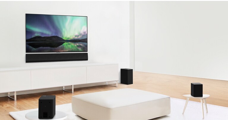 Videovorschau, welche die LG Sound Bar in einem weißen Wohnzimmer und die 3.1-Kanal-Einrichtung zeigt.