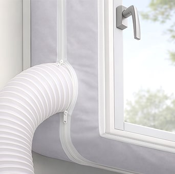 Abluftschlauch eines LG mobilen Klimageräts, angeschlossen an ein Fenster mit Textil‑Fensterkit.