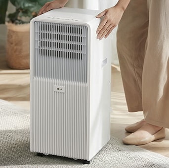 Einfaches Bewegen eines LG mobilen Klimageräts auf Laufrollen.