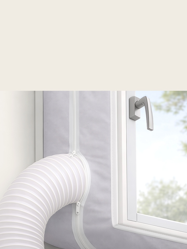 Abluftschlauch eines LG mobilen Klimageräts, installiert an einem Fenster mit Textil‑Reißverschluss‑Fensterkit.