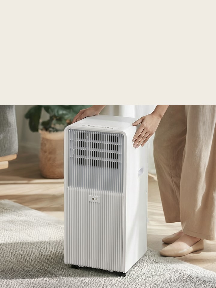 Einfaches Bewegen eines LG mobilen Klimageräts auf Laufrollen.