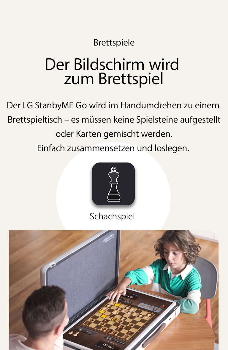 Vater und Sohn spielen Schach über den LG StanbyME Go. In der Mitte des Bildes erscheint das Schachspielsymbol.