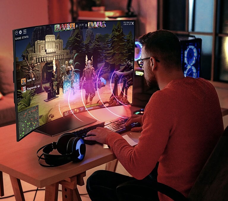 Ein Bild eines Mannes, der ein Spiel auf einem LG OLED evo Flex spielt. Um seinen Mund herum sind Sprechblasen zur bildlichen Darstellung von Sprache zu sehen.