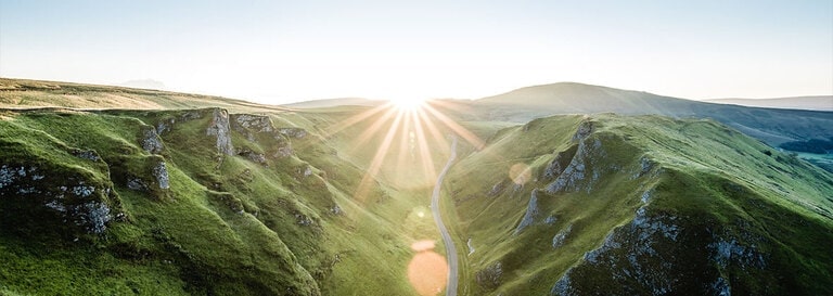 Bild des Sonnenuntergangs auf dem Gipfel des Tals