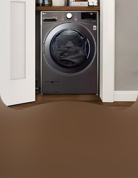 Vorderansicht der LG-Waschmaschine in einem Schrankbereich mit offenen Türen und Wäsche in der Trommel