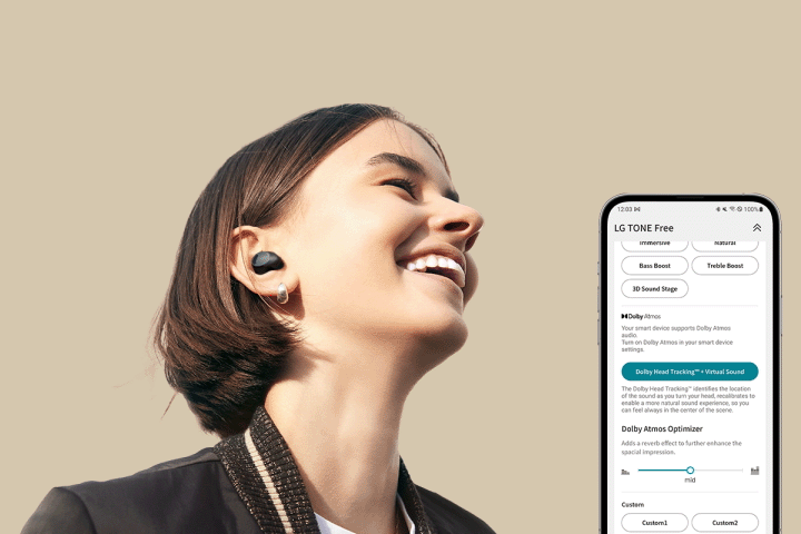 Eine Frau, die die T90S trägt, lächelt. Um ihren Kopf herum ist eine Klangkugel abgebildet, um die Raumklangfunktion zu betonen. Auf der rechten Seite wird eine Smartphone-Oberfläche gezeigt, um zu verdeutlichen, dass diese Funktion in der TONE Free-App verfügbar ist.