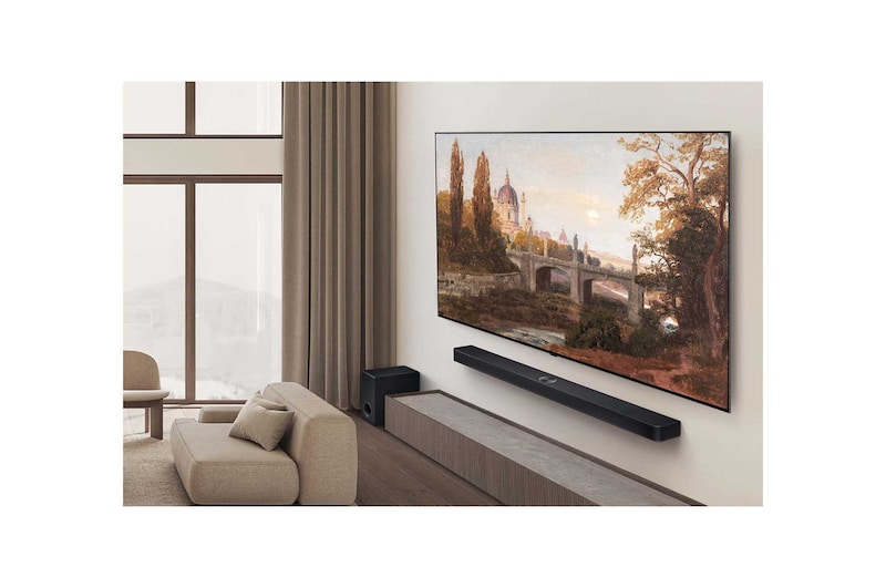LG AI Magic Remote foran en LG-fjernsynsskærm. På skærmen er der en personlig hilsen fra LG AI’en med tilpassede nøgleord baseret på brugerens søge- og visningshistorik. Ved fjernbetjeningen er der et ikon og en tekst, der viser, at AI Concierge-funktionaliteten er let tilgængelig med et kort tryk på AI-knappen. 