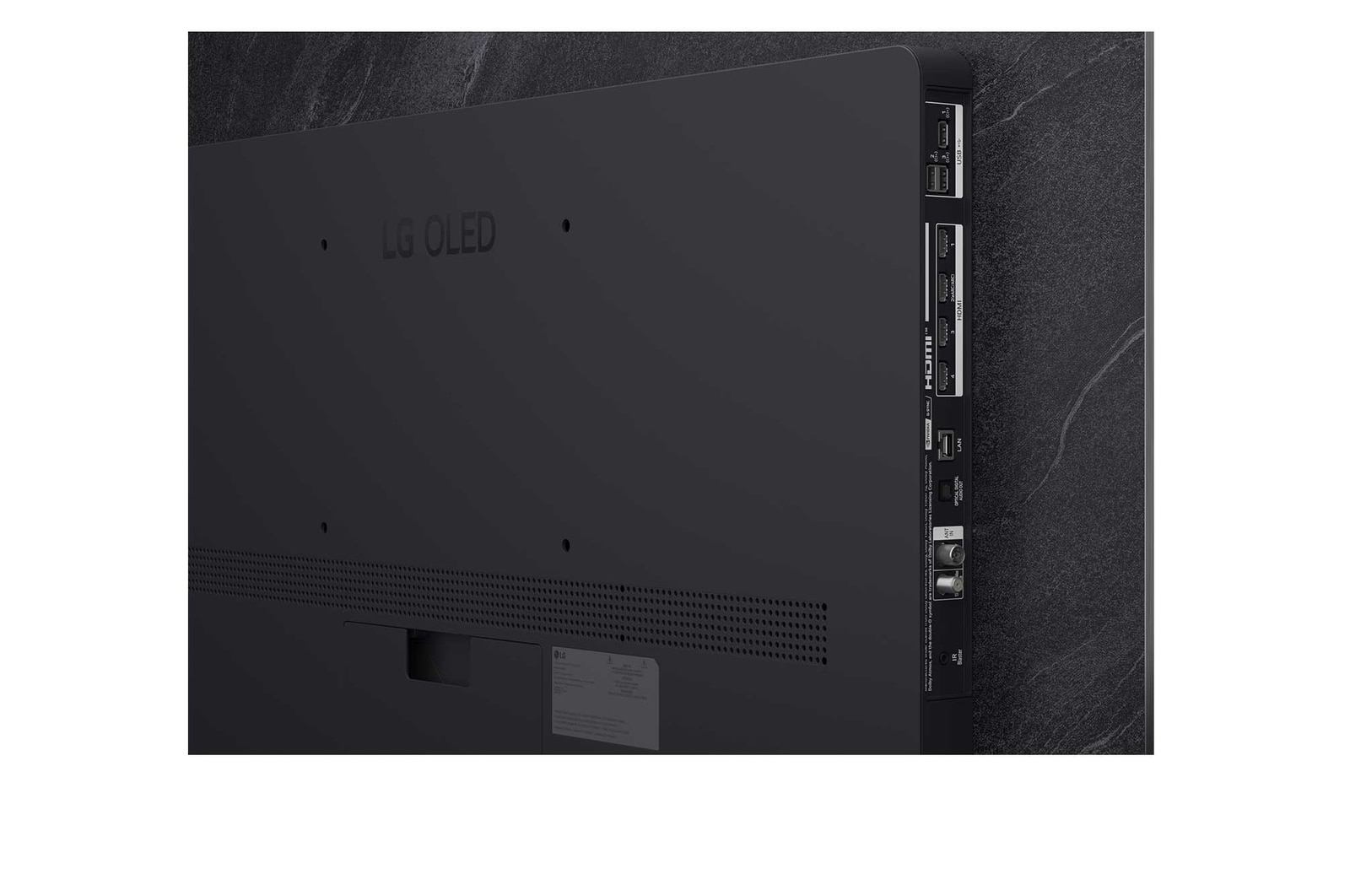 Nærbillede af en LG OLED TV-skærm, der viser, hvordan AI Search virker. Der åbnes et lille chatvindue, hvori det ses, at brugeren har spurgt om, hvilke sportsturneringer, der er tilgængelige. AI Search har svaret via chat med forhåndsvisninger af tilgængeligt indhold. Der er også et tekstfelt, hvori der kan stilles spørgsmål til Microsoft Copilot. 