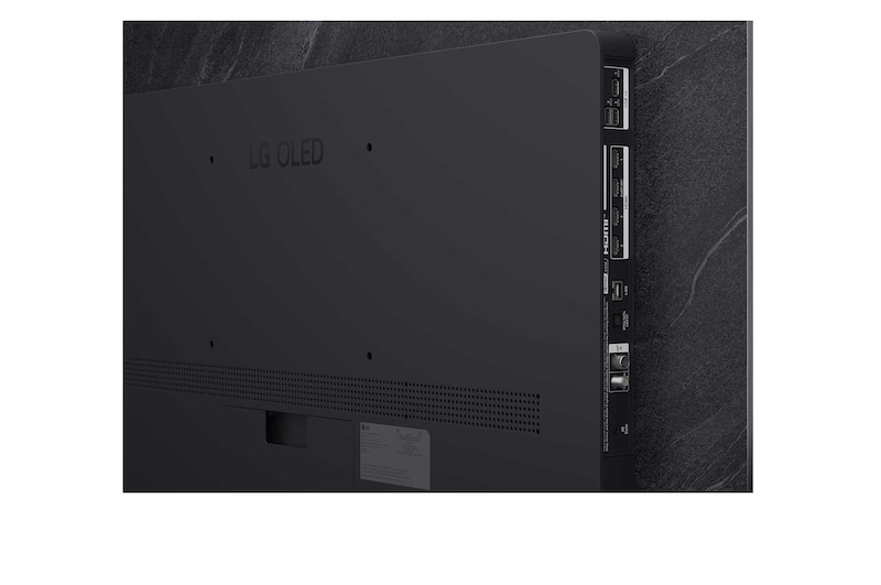 Nærbillede af en LG OLED TV-skærm, der viser, hvordan AI Search virker. Der åbnes et lille chatvindue, hvori det ses, at brugeren har spurgt om, hvilke sportsturneringer, der er tilgængelige. AI Search har svaret via chat med forhåndsvisninger af tilgængeligt indhold. Der er også et tekstfelt, hvori der kan stilles spørgsmål til Microsoft Copilot. 
