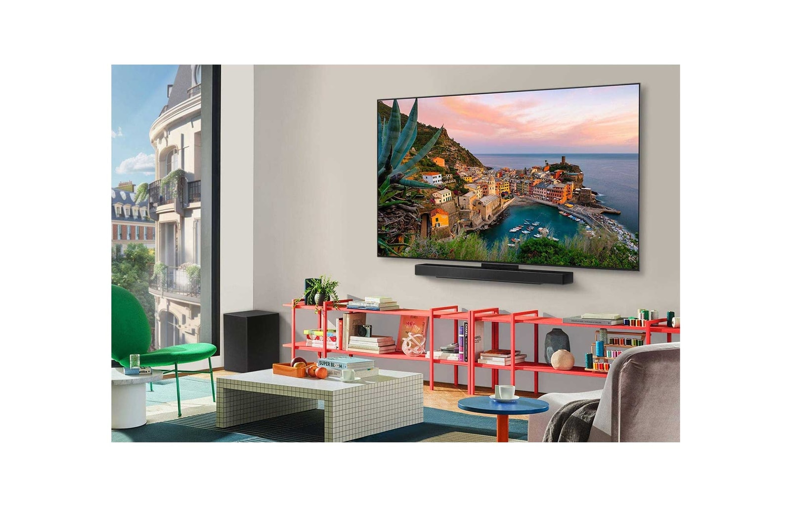 LG TV-skærm med en AI Magic Remote i forgrunden. AI-knapper er fremhævet, og en taleboble viser teksten, “foreslå en film, jeg kan lide”. På skærmen ser vi brugerikonet E, der angiver, hvordan AI Voice ID kunne identificere, hvilken bruger det var, og give personrettede anbefalinger baseret på deres stemme alene. 