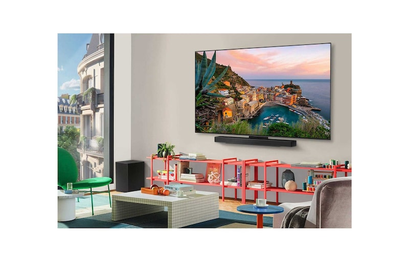 LG TV-skærm med en AI Magic Remote i forgrunden. AI-knapper er fremhævet, og en taleboble viser teksten, “foreslå en film, jeg kan lide”. På skærmen ser vi brugerikonet E, der angiver, hvordan AI Voice ID kunne identificere, hvilken bruger det var, og give personrettede anbefalinger baseret på deres stemme alene. 